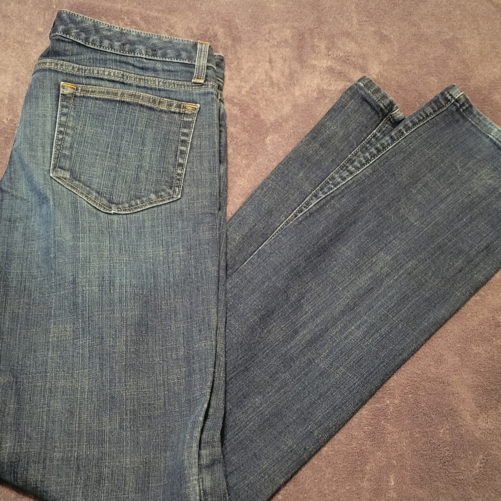 Banana Republic medium wash, straight leg/skinny jeans. Size 8L